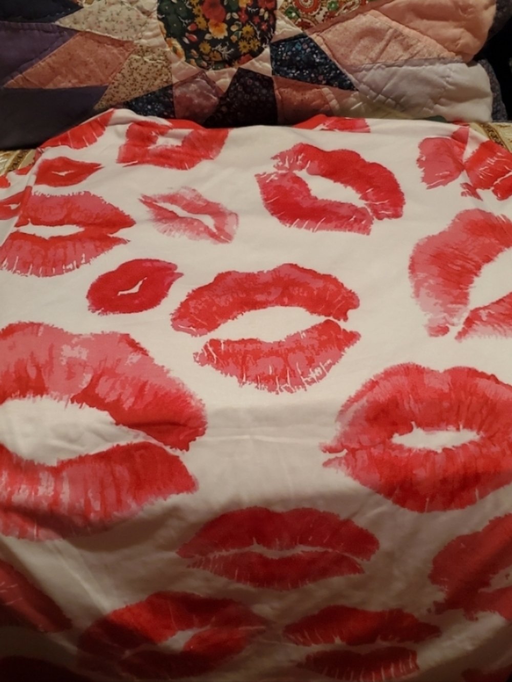 T-Shirt with Red Lip Print~Unisex - Picture 5 of 8